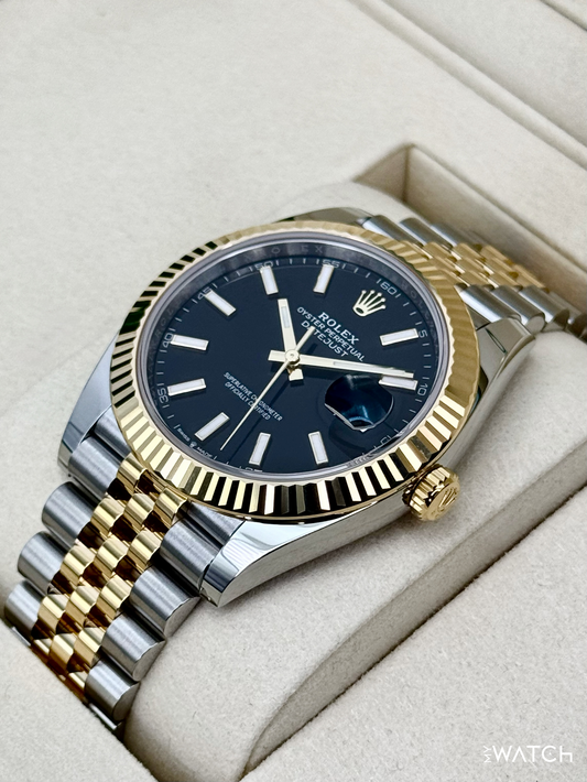 Relógio Rolex Datejust com mostrador preto, data no visor e bezel canelado