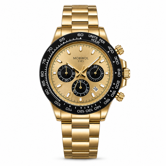 Relógio Movara® Pilotos dourado com mostrador bege e três submostradores pretos.
