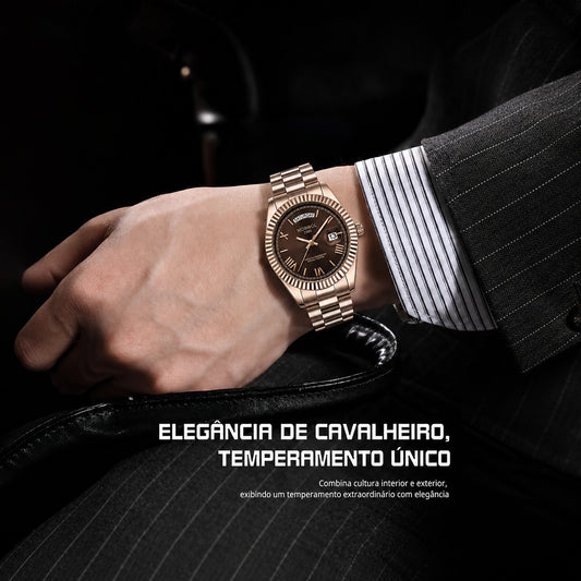 Relógio Movara® Soberano rosé no pulso, pulseira metálica e mostrador marrom escuro.