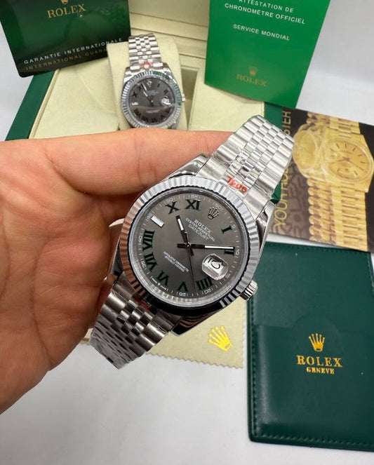 Relógio Rolex Datejust 41mm na mão, mostrador escuro com detalhes verdes e pulseira de aço