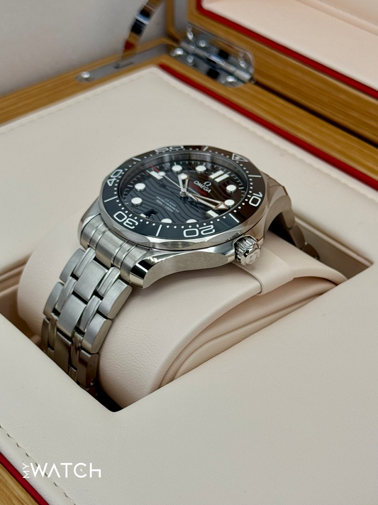 Relógio Omega com mostrador preto, pulseira metálica e coroa lateral, em estojo