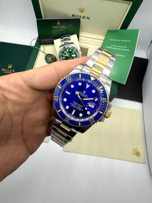 Relógio Rolex Submariner com caixa e pulseira bicolor aço e dourado, mostrador azul.