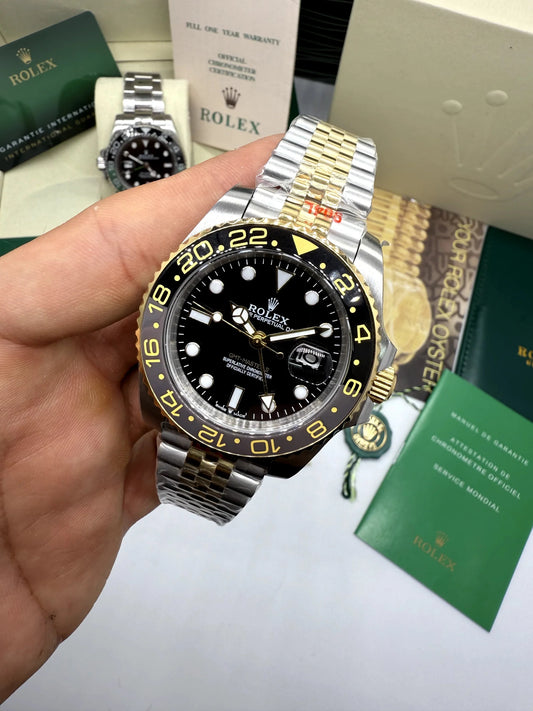 Relógio Rolex com caixa em aço e dourado, mostrador preto e luneta azul