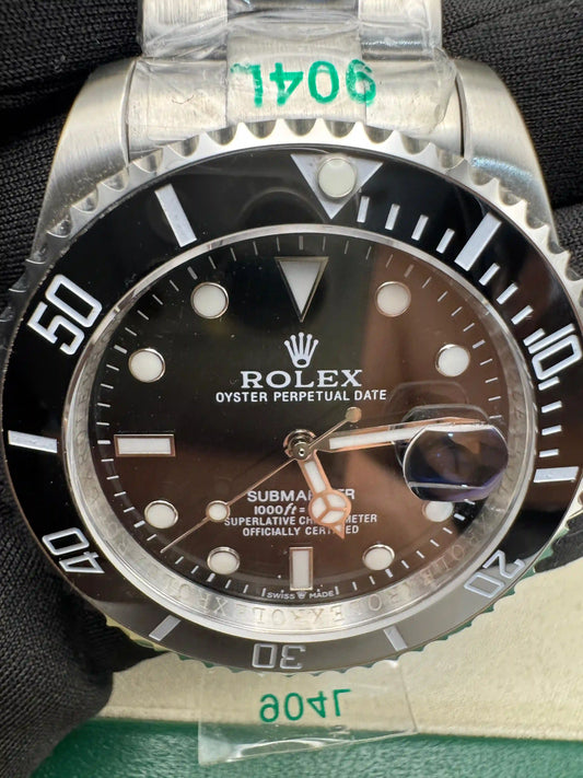 Relógio Rolex com mostrador preto e bezel em aço, vista aproximada do mostrador
