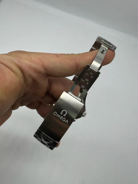 Relógio Omega com pulseira metálica e fecho prateado com gravação