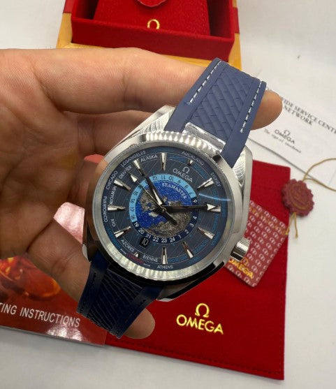 Relógio Omega com pulseira azul de borracha e mostrador azul com marcadores