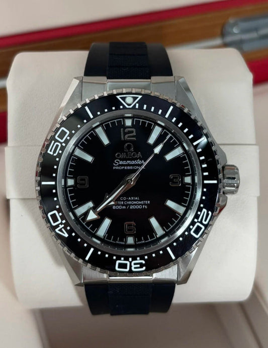 Relógio automático Omega com mostrador preto, bisel preto e pulseira de borracha preta