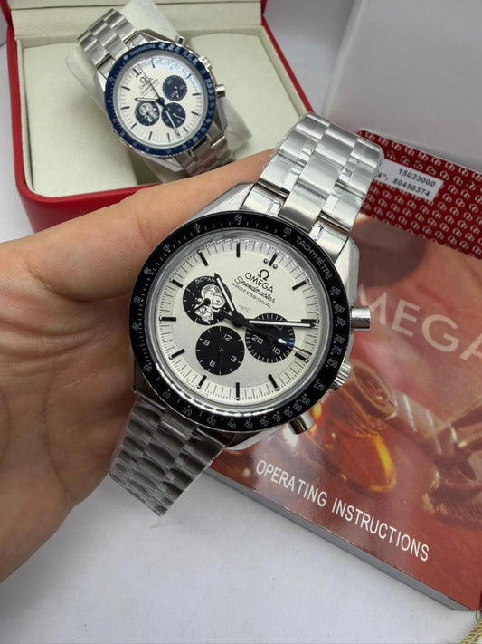 Relógio Omega Speedmaster com mostrador branco e pulseira de aço prateado