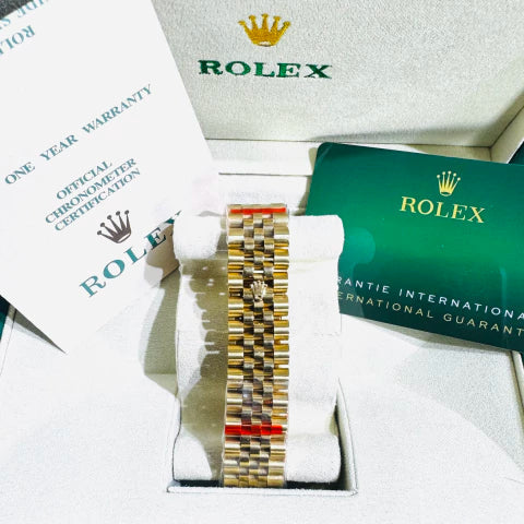 Relógio Rolex Datejust dourado visto de lado, com coroa e pulseira metálica
