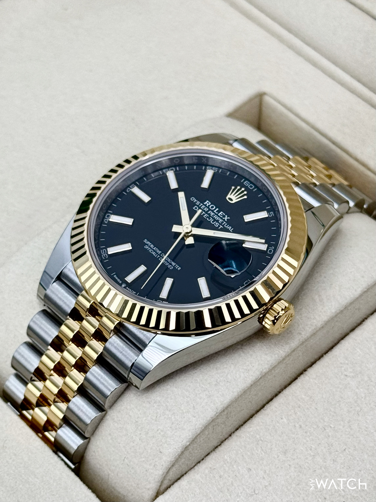 Relógio Rolex Datejust com mostrador azul-marinho e aro canelado em aço e ouro