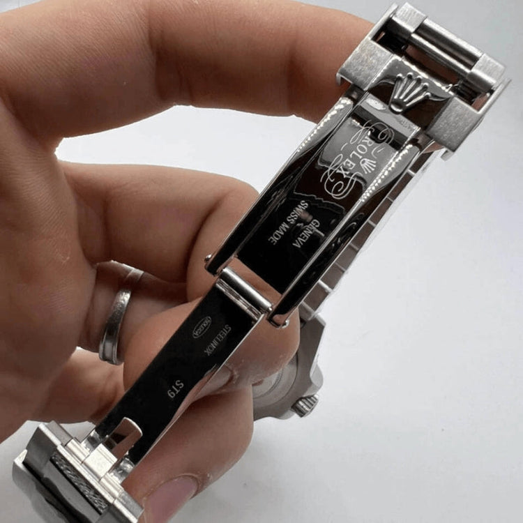 Relógio automático com pulseira de aço e fundo traseiro, visto de lado com mão
