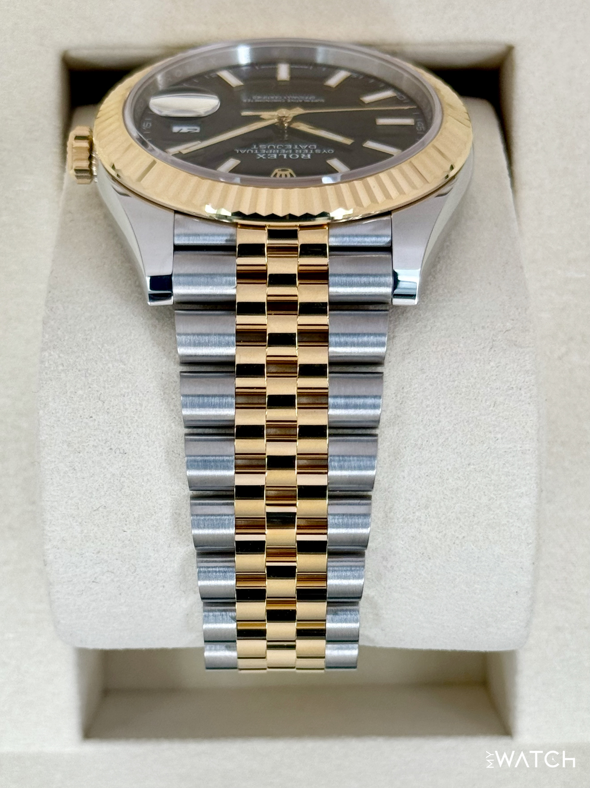 Relógio Rolex Datejust com caixa prateada, mostrador preto e pulseira Jubilee bicolor