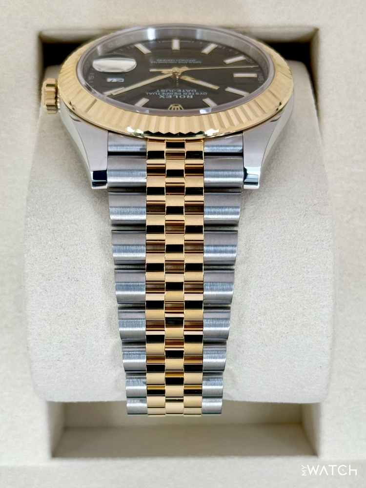 Relógio Rolex Datejust com caixa prateada, mostrador preto e pulseira Jubilee bicolor