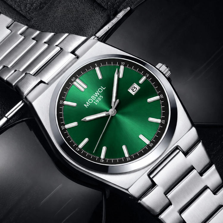 Relógio Movara® Sólido prateado com mostrador verde e pulseira de metal