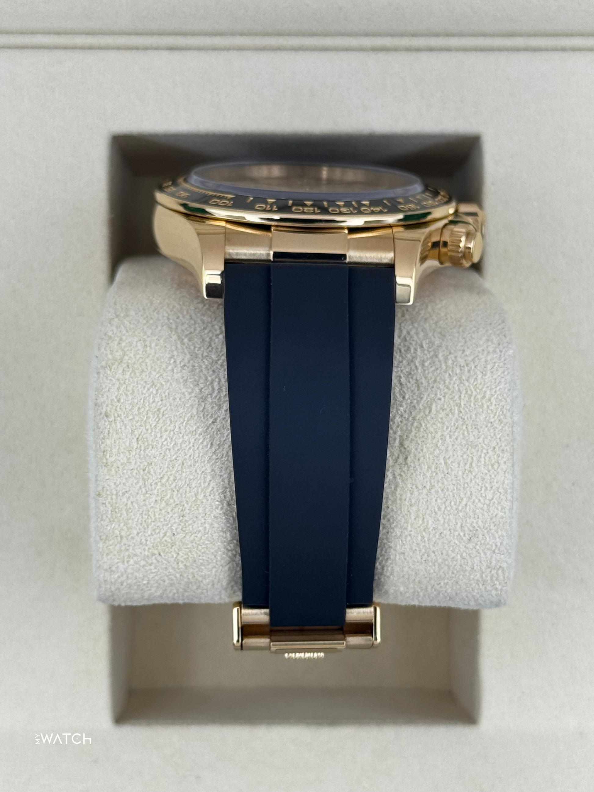 Relógio Daytona automático com caixa dourada e pulseira azul escura, vista lateral