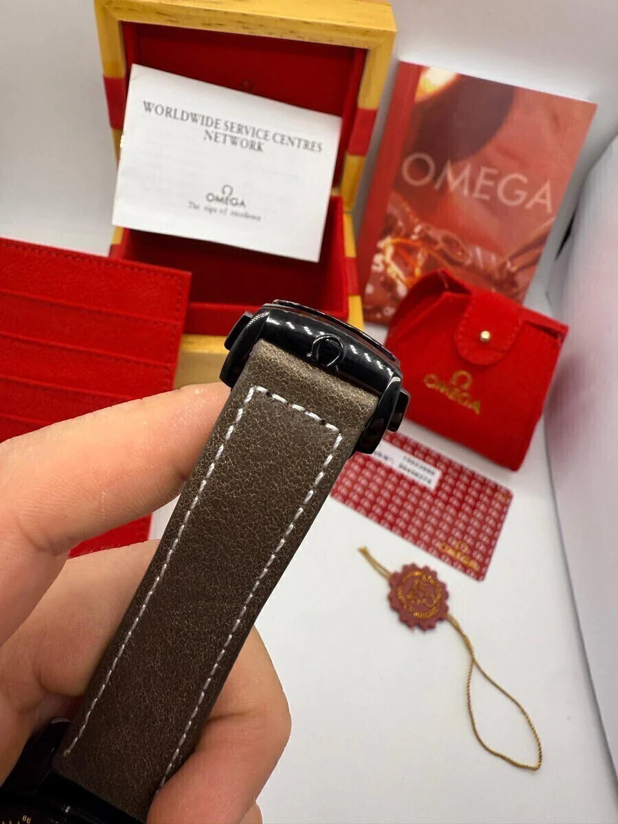 Pulseira marrom de couro do relógio Omega com costura clara e fivela preta