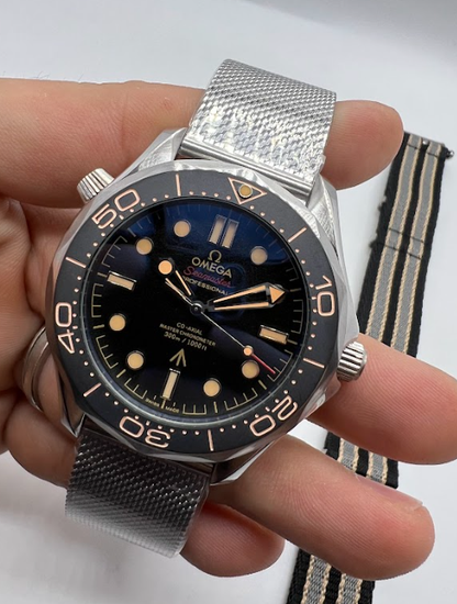 Relógio Omega com pulseira metálica e mostrador azul-escuro, detalhes dourados
