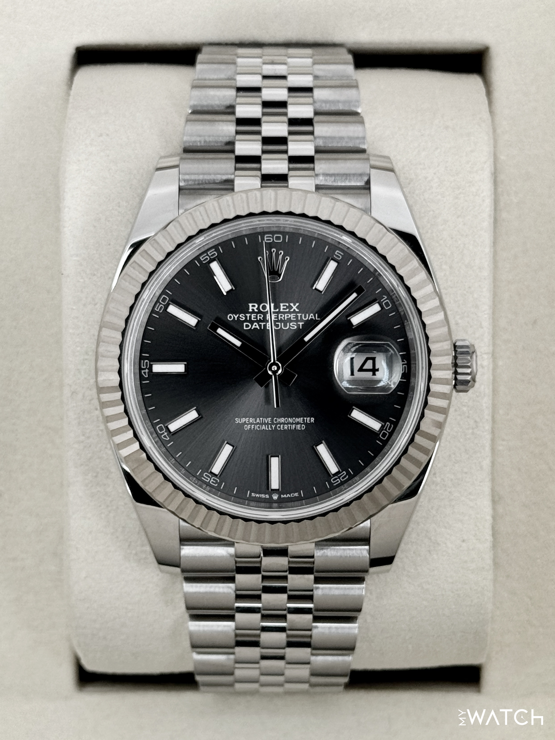 Relógio Rolex Datejust com mostrador preto e pulseira de aço prata, automático