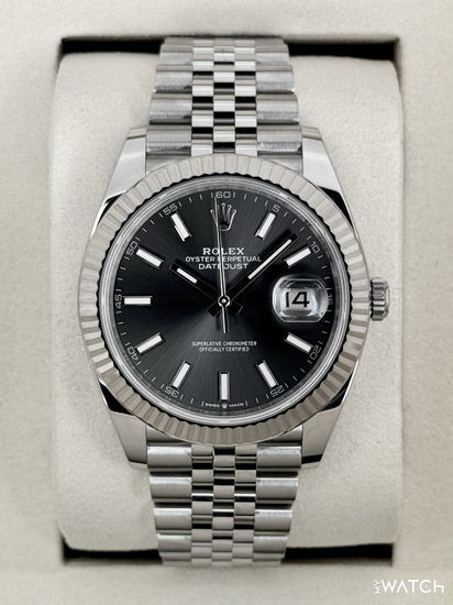 Relógio Rolex Datejust com mostrador preto e pulseira de aço prata, automático