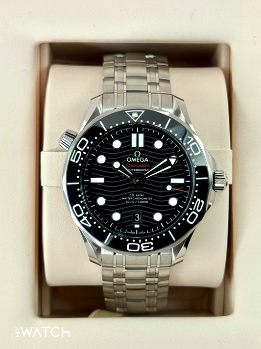 Relógio Omega Seamaster com mostrador preto e pulseira metálica em caixa de aço prateado
