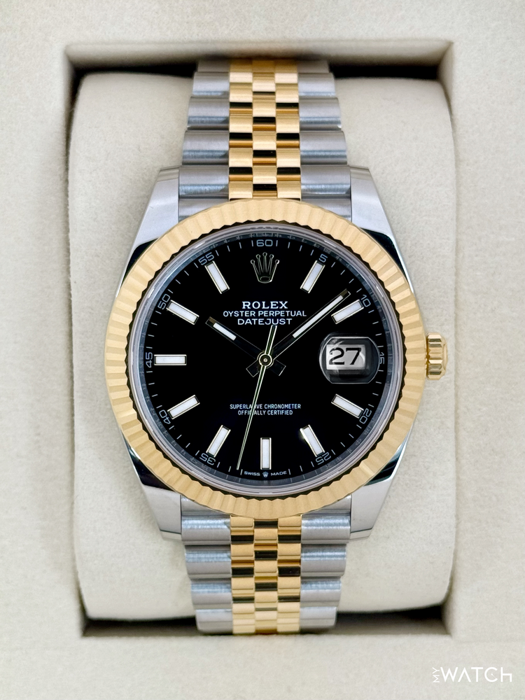 Relógio Rolex Datejust com mostrador preto e pulseira Jubilee em aço e ouro