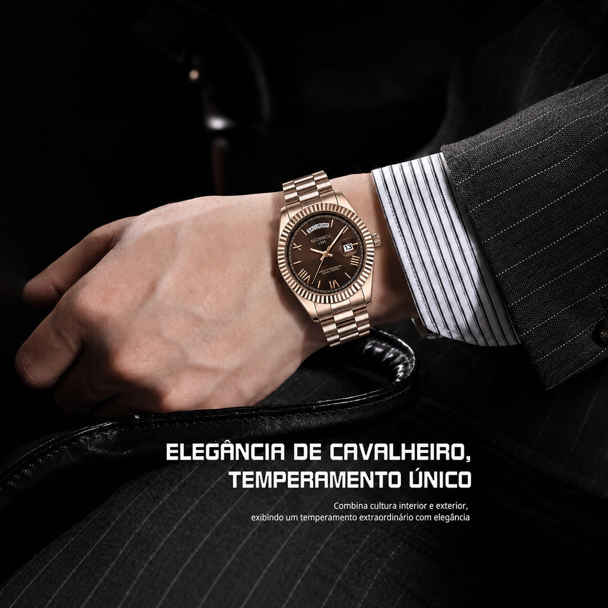 Relógio Movara® Soberano rosé no pulso, pulseira metálica e mostrador marrom escuro.