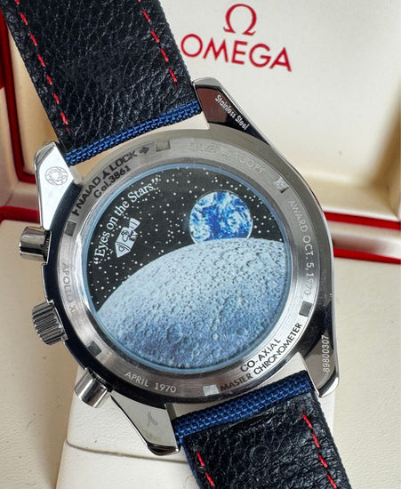 Relógio Omega Speedmaster automático com mostrador azul e bracelete de tecido
