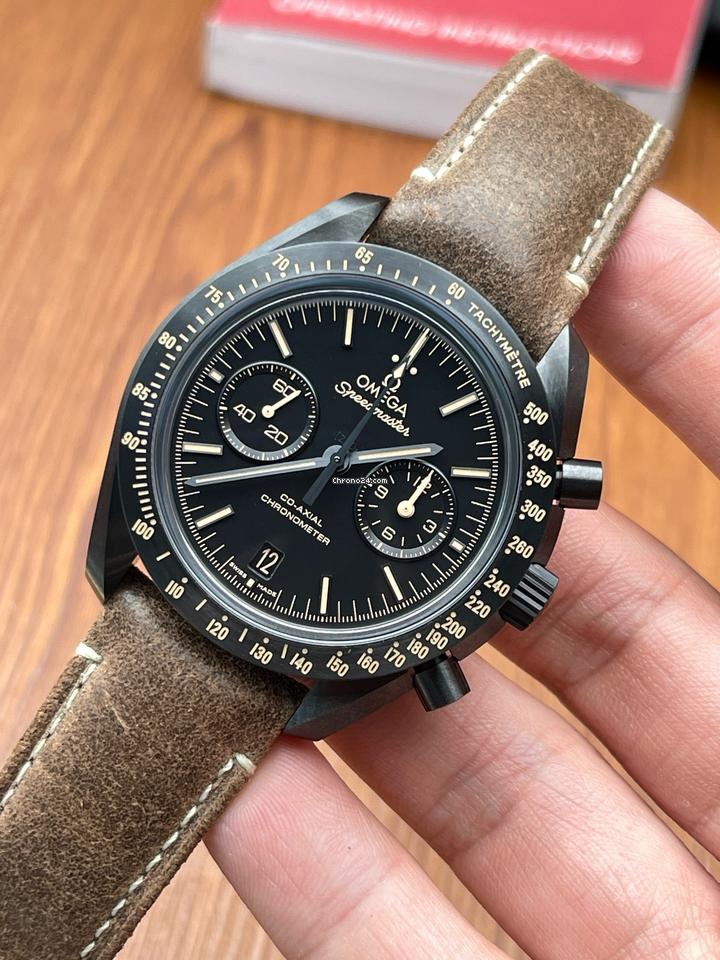 Relógio Omega Speedmaster com mostrador preto e pulseira marrom de couro costurada