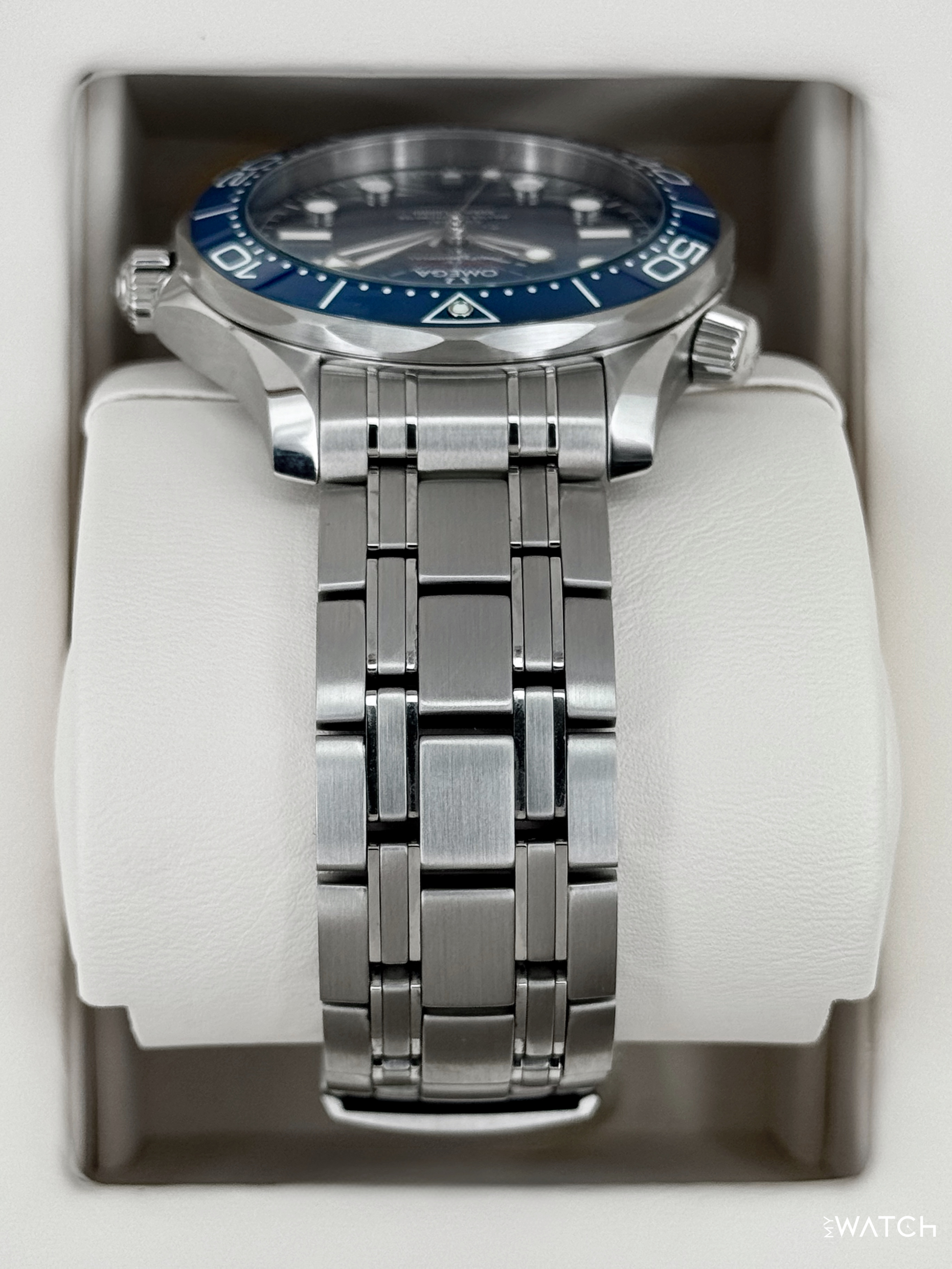 Relógio Omega Seamaster com caixa e pulseira de aço e mostrador azul