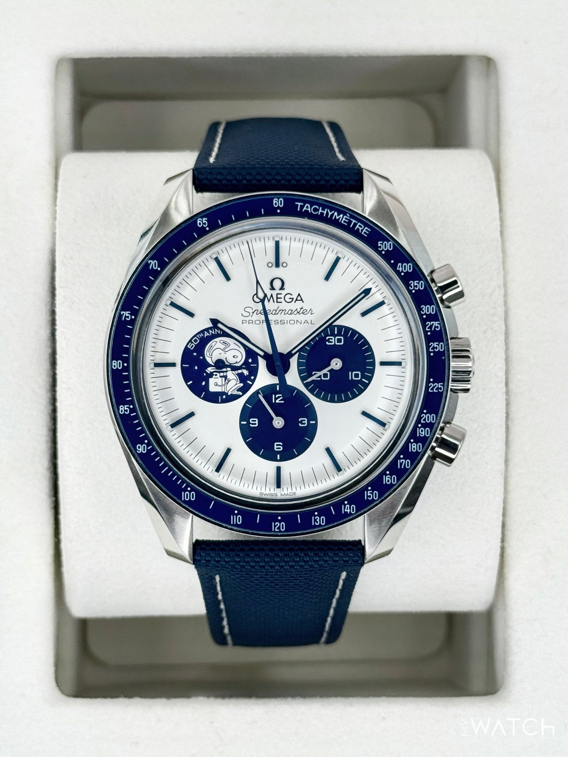 Relógio Omega Speedmaster automático com mostrador branco e cronógrafo azul