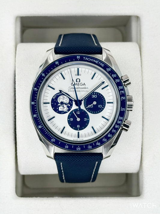 Relógio Omega Speedmaster automático com mostrador branco e cronógrafo azul