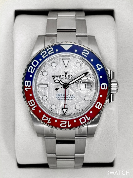 Relógio de pulso com mostrador prateado, bezel azul e vermelho, pulseira de aço