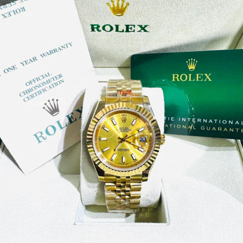 Relógio Rolex Datejust dourado com mostrador amarelo e pulseira metálica, janela de data