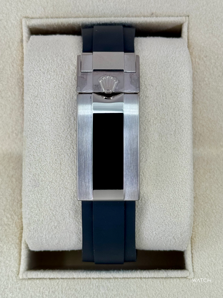 Relógio Daytona prateado com fecho e pulseira de silicone azul-marinho na caixa