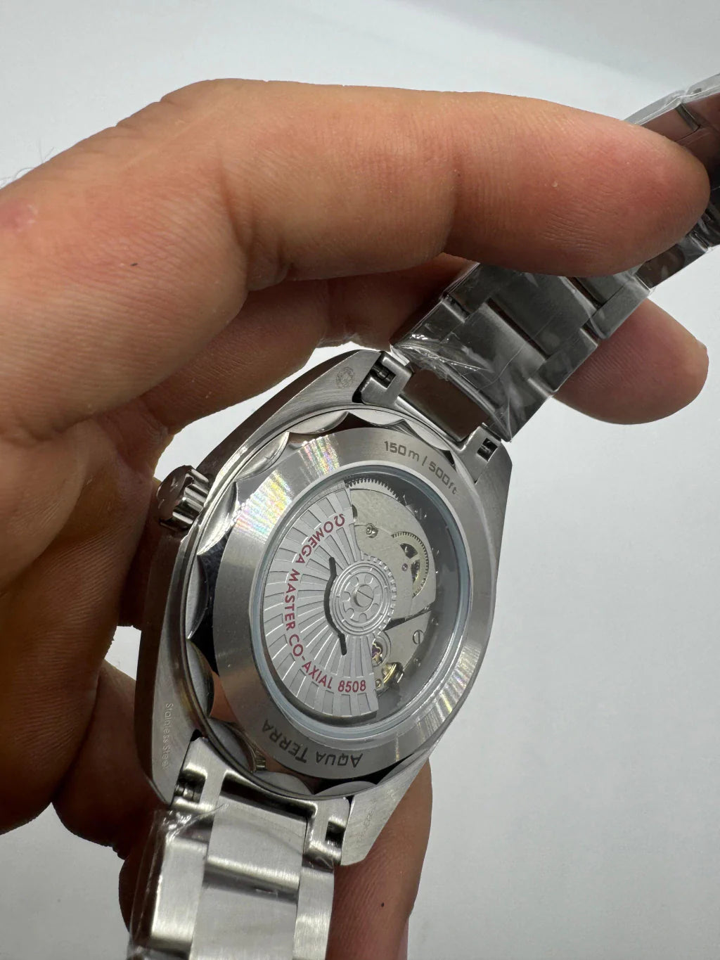 Fundo do relógio Omega Seamaster com gravações e pulseira de aço prateado
