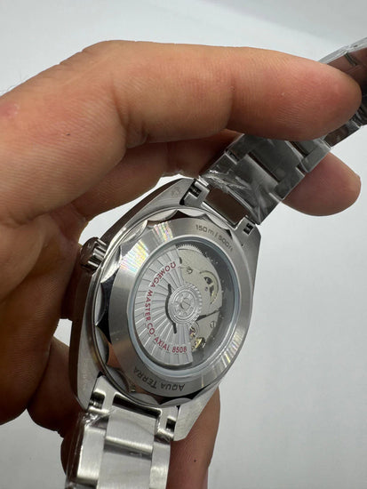 Fundo do relógio Omega Seamaster com gravações e pulseira de aço prateado