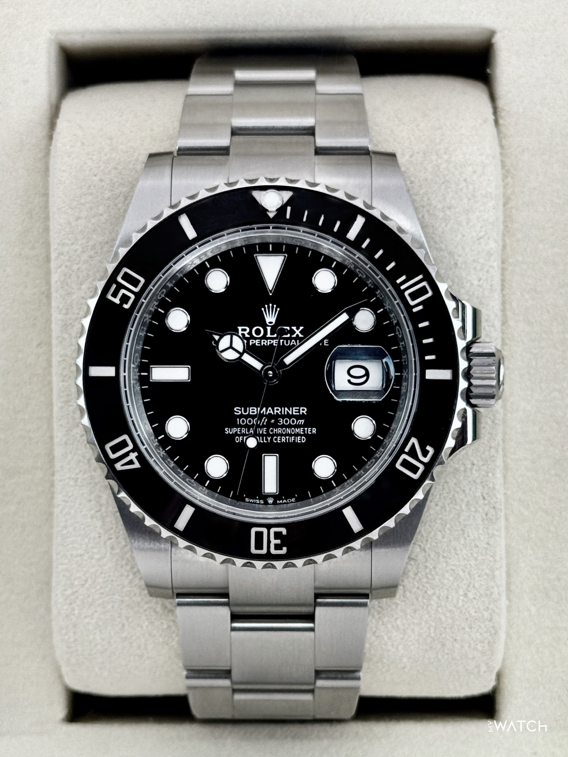 Relógio Rolex Submariner Date automático, mostrador preto e pulseira de aço, na caixa