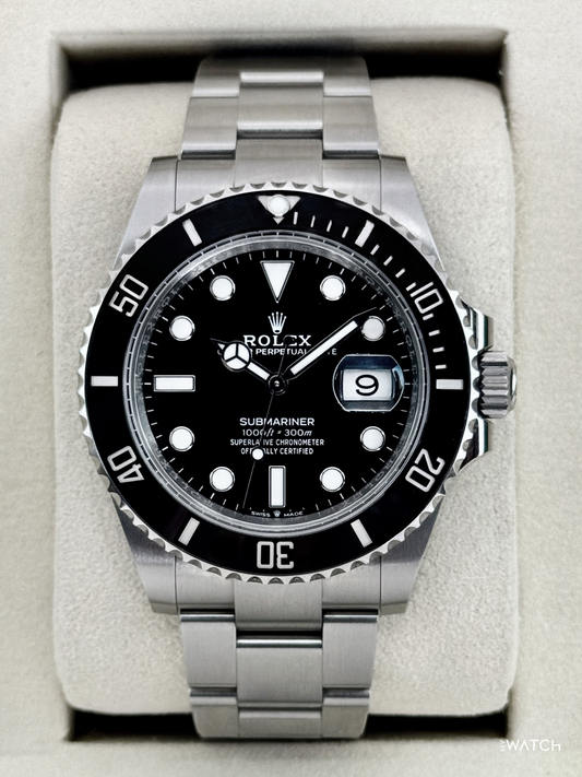 Relógio Rolex Submariner Date automático, mostrador preto e pulseira de aço, na caixa