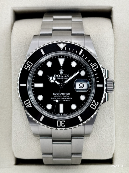 Relógio Rolex Submariner Date automático, mostrador preto e pulseira de aço, na caixa