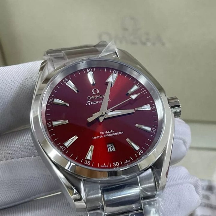 Relógio Omega Seamaster com mostrador vermelho e pulseira de aço inox
