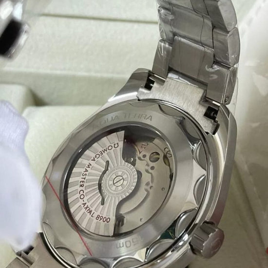 Fundo do relógio Omega Seamaster com engrenagens visíveis e pulseira de aço