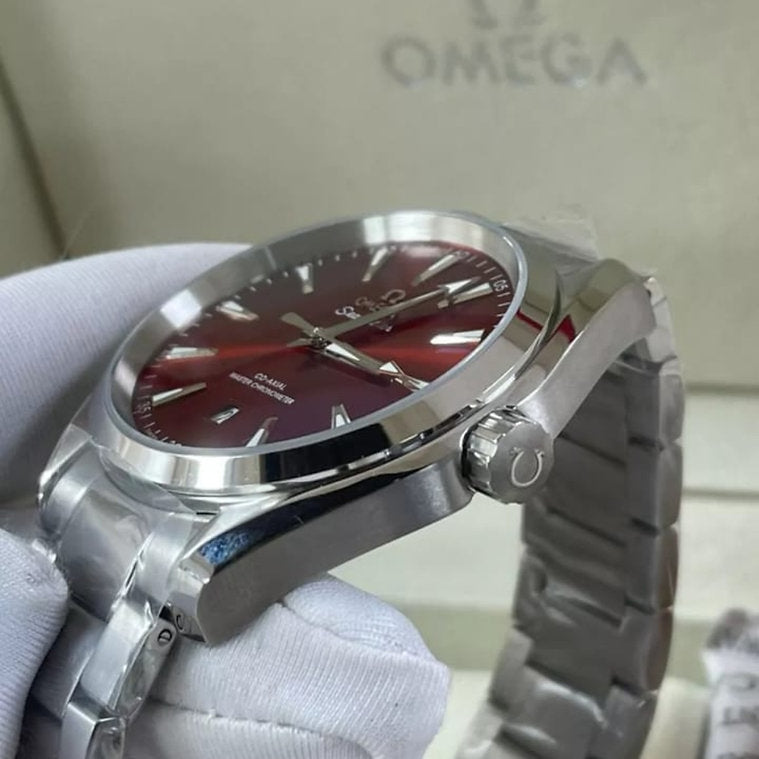 Relógio Omega Seamaster com caixa prateada e coroa lateral, mostrador vermelho
