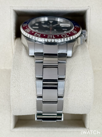 Relógio Rolex com caixa e pulseira de aço, bezel Pepsi e mostrador preto visível
