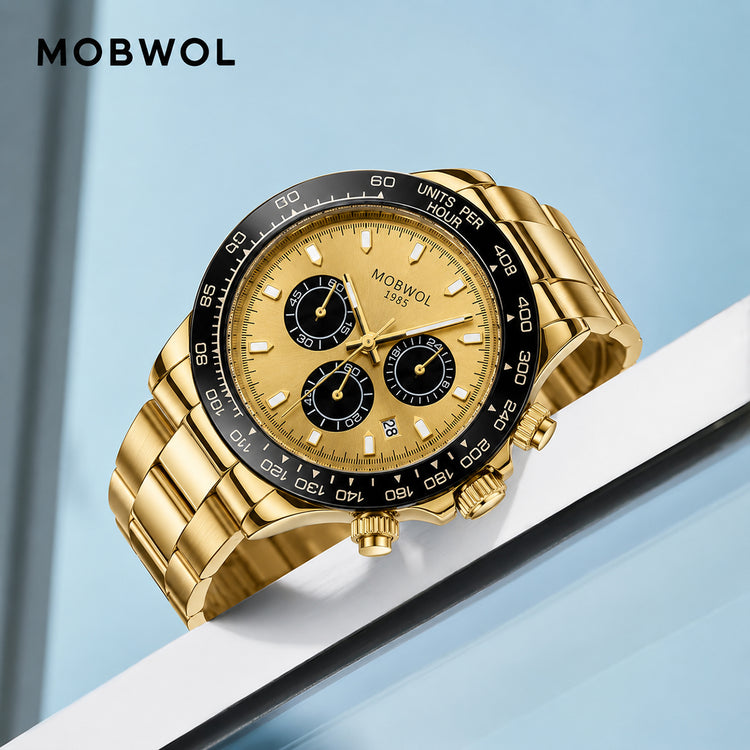Relógio Movara® Pilotos dourado com cronógrafo, fundo bege e pulseira de metal.
