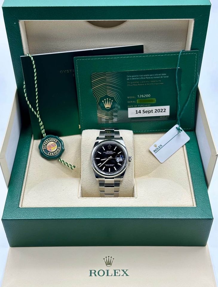 Relógio Rolex Datejust com mostrador escuro e pulseira de aço