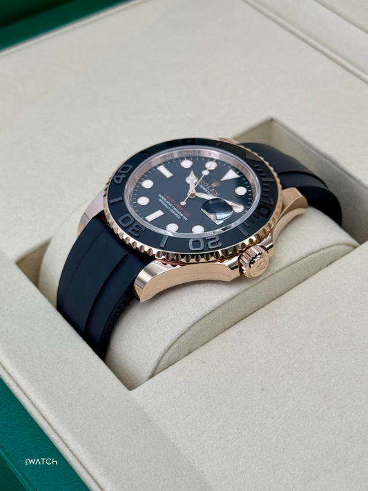 Relógio Rolex com caixa ouro rosé, pulseira preta e moldura escura