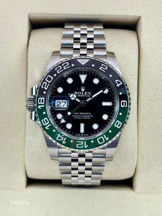 Relógio Rolex GMT Master II em caixa, mostrador preto e aro verde com pulseira de aço