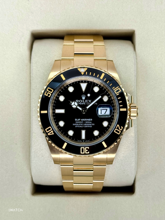Relógio Submariner Date em ouro automático com mostrador preto e pulseira metálica