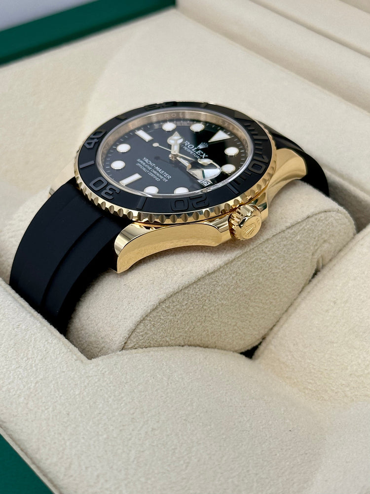 Relógio Rolex Yacht-Master com bracelete de silicone preta e caixa dourada lateral