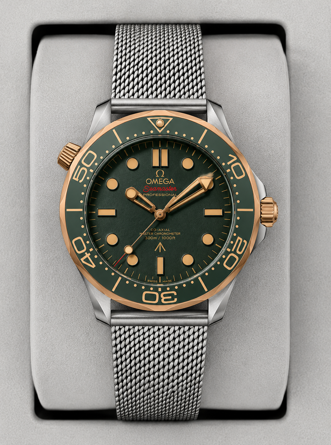 Relógio de mergulho Omega com mostrador verde e pulseira metálica mesh prateada